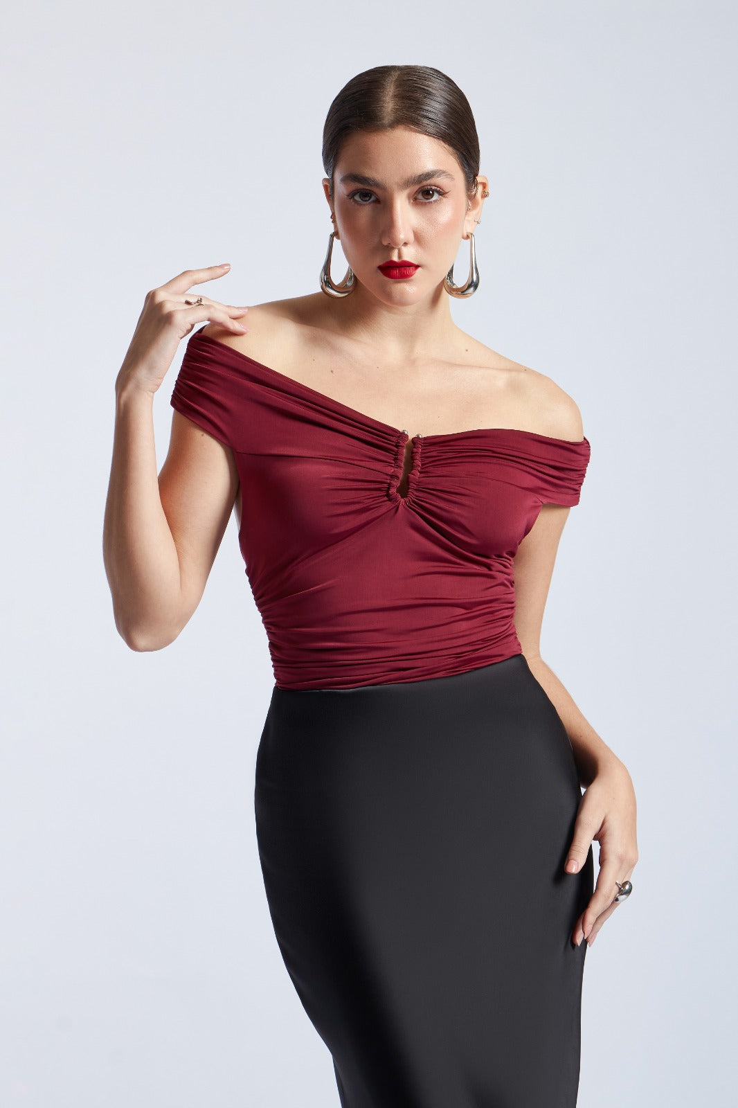 Luvaro | Body off shoulder drapeado con adorno – Borgoña